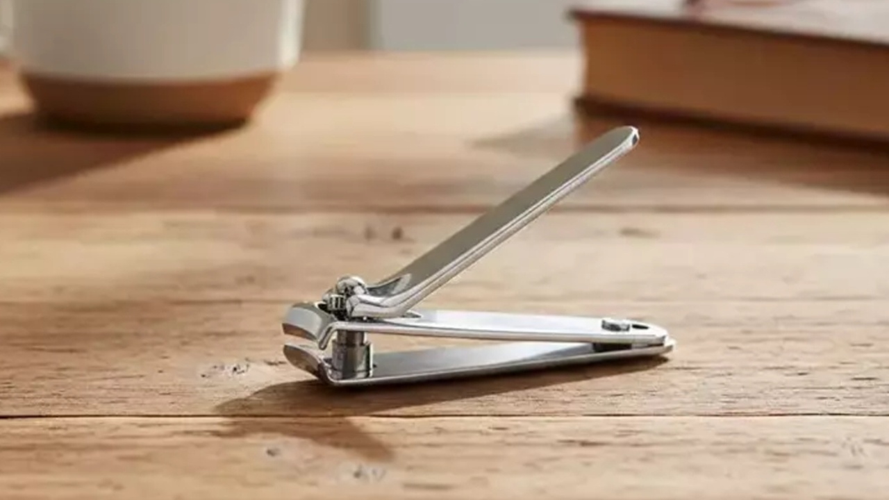 Yıllardır Kullanıyoruz Ama Bilmiyoruz! Tırnak Makasındaki Delik Bakın Ne İçinmiş